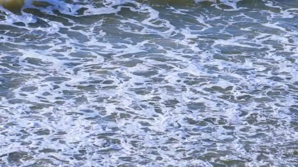 Lento motion.Sea onde e schiuma bianca . — Video Stock