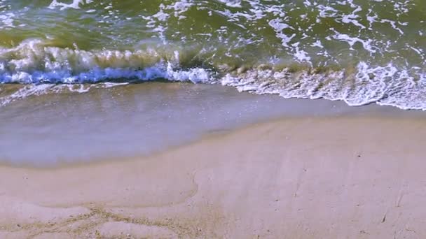 Ağır çekim. Dalgalar deniz ve deniz kenarı beyaz köpük. — Stok video