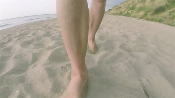 Ноги человека идут по морскому берегу. Летнее время — стоковое видео