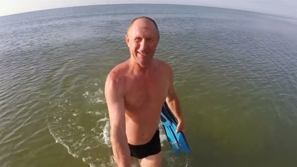 El hombre descansa en el mar, se dispara selfie con sonrisa y aletas — Vídeos de Stock