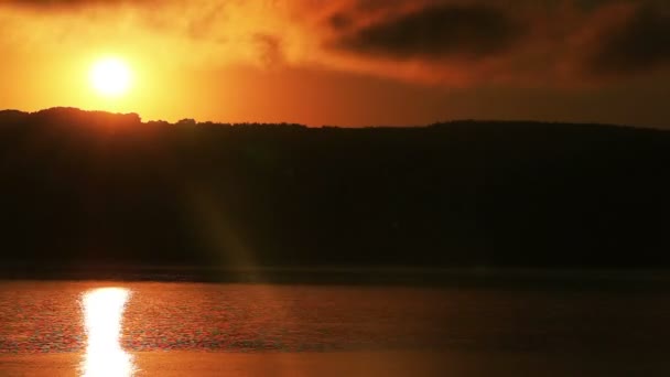 Море або озеро - час сходу сонця. Червоний барвистий Timelapse — стокове відео