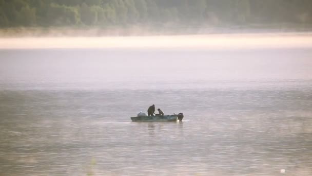 Фигуры рыбаков с сетями в утреннем озере — стоковое видео