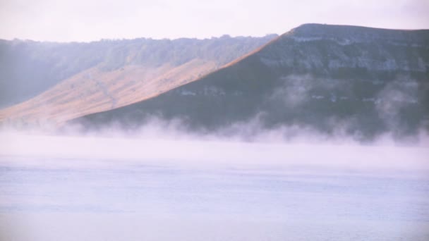 Morning fog over   lake and hills  . — Stock Video