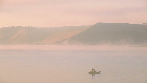 Rakamlar balıkçıların ağları içinde sabah dağ gölü ile — Stok video