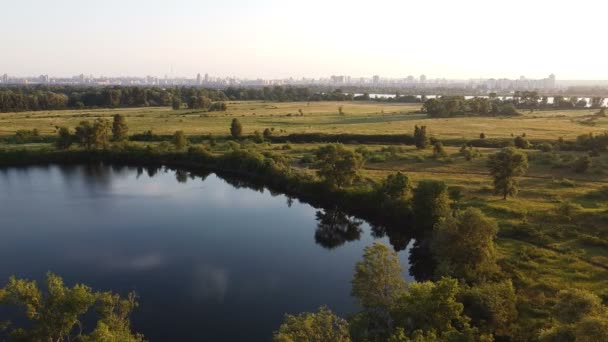 Aerial Přes Jezero Předměstí Krajina Boční Let — Stock video