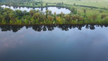 4K Havacılık. Su manzarasında ağaçların yansımasıyla göl kıyısı