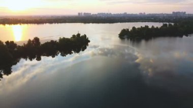 4K Havacılık. Banliyödeki gölün üzerinde. Manzara, Panorama 