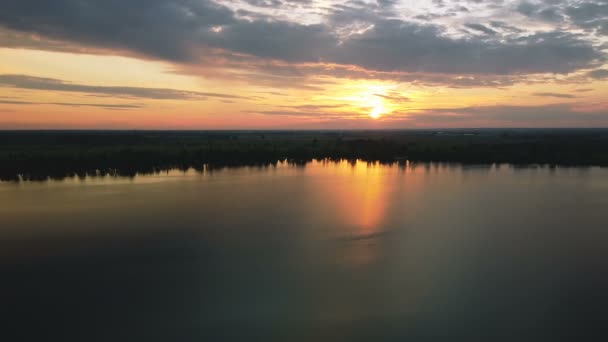 Luften Fly Innsjøen Kvelden Med Vakkert Rødt Sollys Landskap – stockvideo
