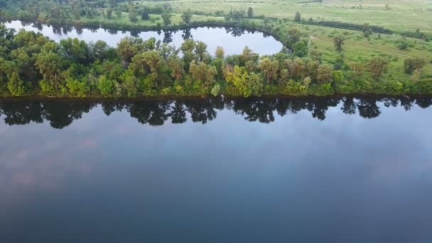 Antenne Merenkust Met Reflectie Van Bomen Water Landschap — Stockvideo