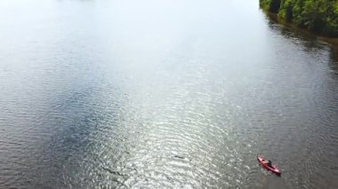 4K Havacılık. Nehirde tek başına kano.