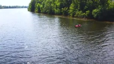 4K Havacılık. Nehirde kano süren yalnız bir adam..