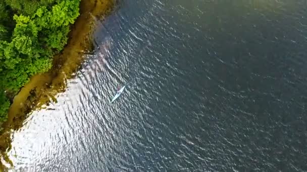 Aerial Один Каяке Реке Вращение Камеры — стоковое видео
