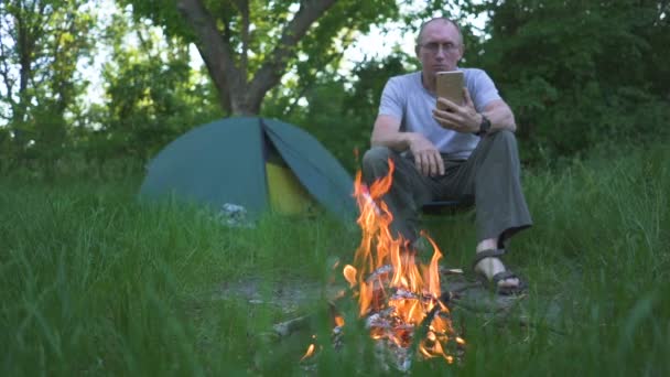 Touriste Vieil Homme Réchauffe Les Mains Près Tente Camping Avec — Video