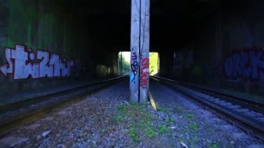 Demiryolu üzerinde tünel