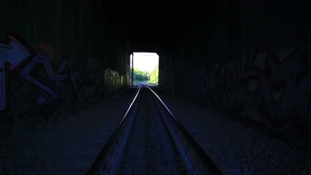 Rörelse på järnväg och tunnel i sommardag — Stockvideo