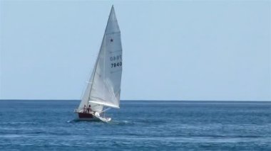 Yaz denizde yelkenli