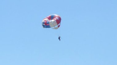 Paraşüt ile bir siluet kişinin uçan