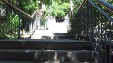 Bir merdiven üzerinde yürüme