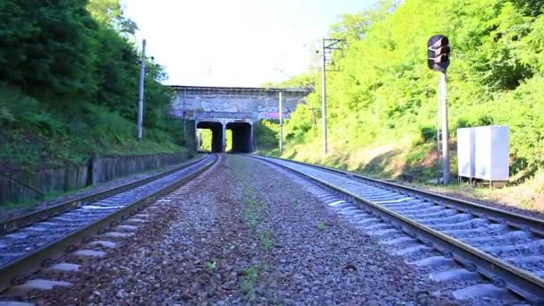Movimiento lento y rieles ferroviarios — Vídeo de stock