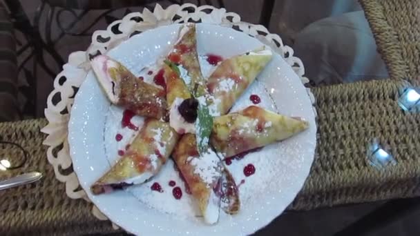 Smakelijke pannenkoeken met kers in café — Stockvideo