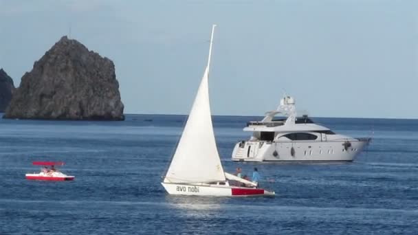 Mar con barco y yate — Vídeos de Stock