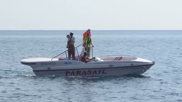 Le bateau avec des aboyeurs — Video