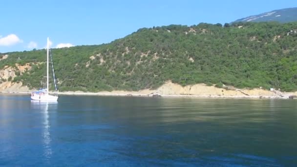 Barco com mastro no mar — Vídeo de Stock