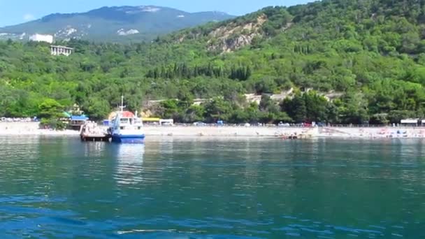 Paisaje marino con la ciudad y el barco — Vídeos de Stock