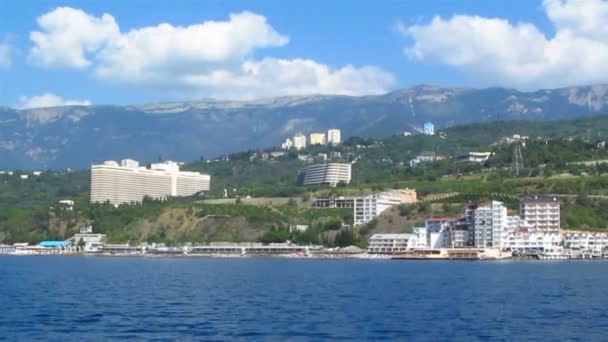 La orilla del mar con edificios blancos. Paisaje — Vídeos de Stock