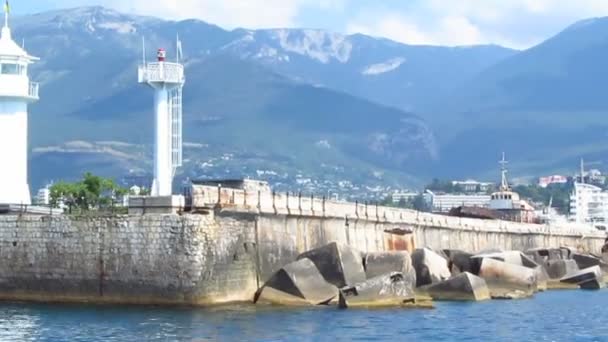 Havet båten kommer in i en vik — Stockvideo