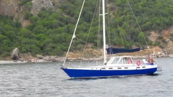 Barco com caixa azul no mar — Vídeo de Stock