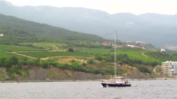 Яхта с пиратским флагом — стоковое видео