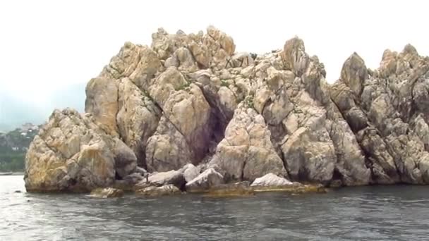 La roca al mar y los barcos. Paisaje — Vídeos de Stock