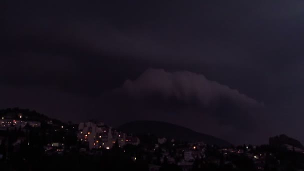 Trovão-tempestade na cidade noturna nas montanhas — Vídeo de Stock