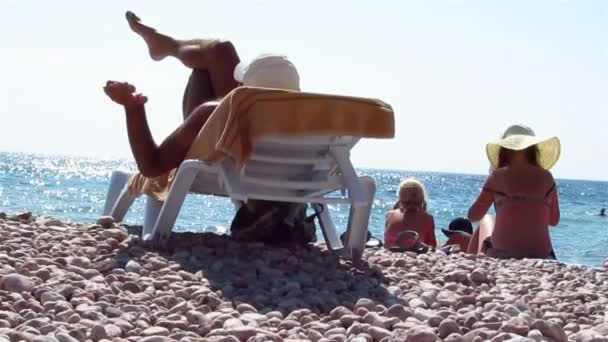 Σιλουέτα του ανθρώπου έχοντας ένα υπόλοιπο σε μια παραλία — Αρχείο Βίντεο