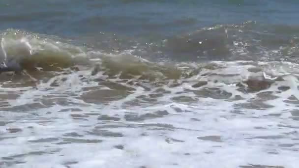 Ondas do mar lutam sobre a costa — Vídeo de Stock