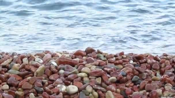 Costa do mar com água azul do mar de perto — Vídeo de Stock