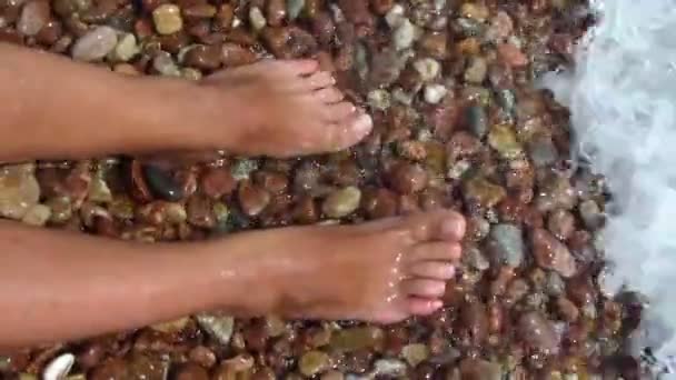 Weibliche Füße werden vom Meerwasser gewaschen — Stockvideo