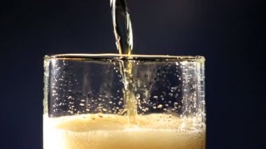 Bir cam hakkında akan bira