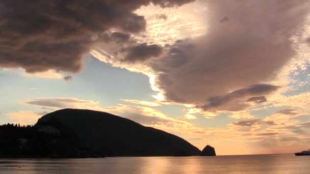 Sabah güzel bulutlar ile deniz kıyısında. Zaman atlamalı — Stok video