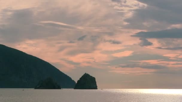 Ochtend op zee met prachtige berg. Time-lapse — Stockvideo