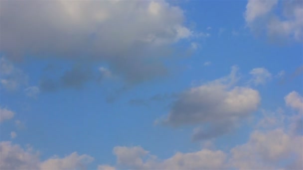 Хмарно на блакитному небі. Проміжок часу — стокове відео