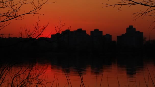 Vacker soluppgång i staden — Stockvideo