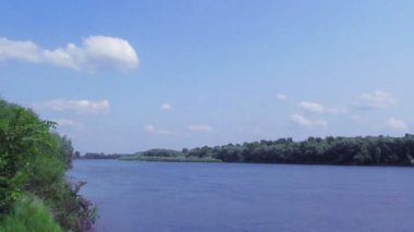 Nehir ile manzara. Zaman atlamalı