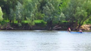 Kürekçiler üzerinde bir kayık