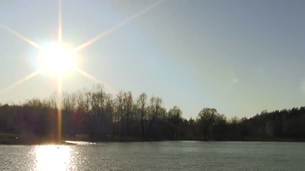 Landschaft mit der Sonne bei Sonnenuntergang — Stockvideo