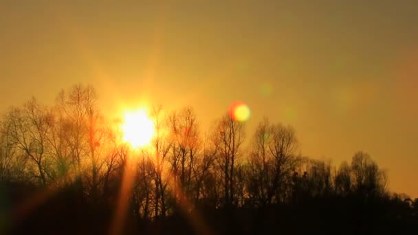 Paysage avec le soleil au coucher du soleil 