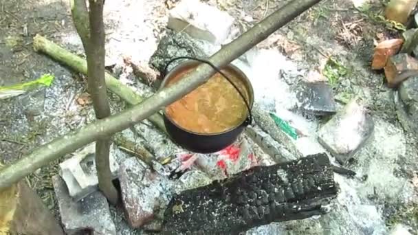 Gustosa zuppa marcia su un fuoco — Video Stock