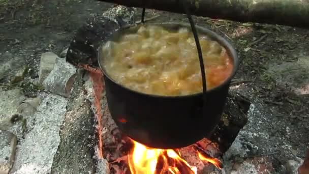 Varu turistické oheň polévka — Stock video