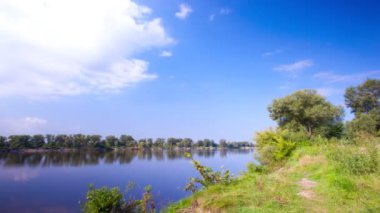 Nehir ile manzara. Zaman atlamalı kuşlar olmadan